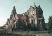 834196 Gezicht op de St. Ludgeruskerk (Amsterdamsestraatweg 575) te Utrecht, tijdens de sloop van de kerk.